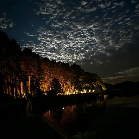 Letniskowy Nad Jeziorem, Las, Mazury 度假居